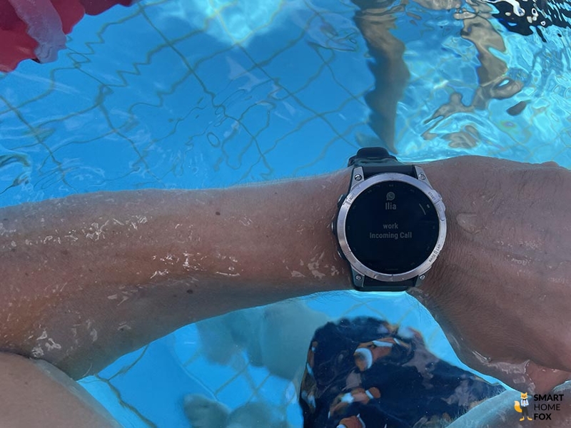 Man sieht einen eingehenden Anruf auf der Garmin Fenix 7.